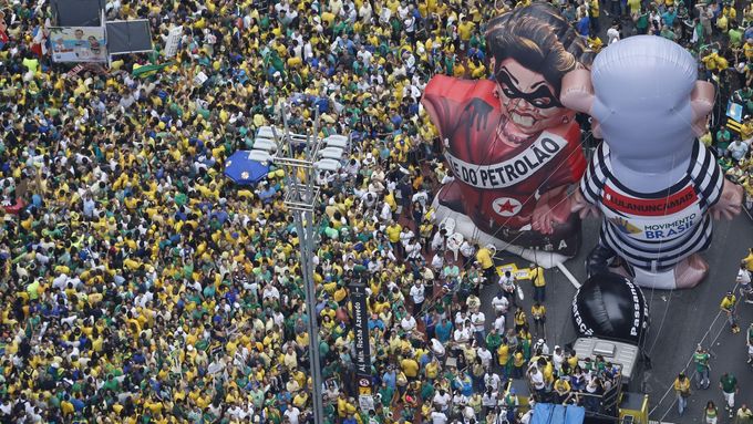 Pohled z výšky na demonstraci proti brazilské prezidentce Dilmě Rousseffové v Sao Paulu.