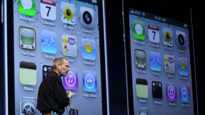 Steve Jobs může mít radost z toho, jak se prodává nový iPhone