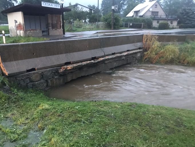 Zvýšená hladina potoka v České Vsi na Jesenicku