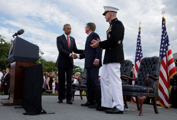 Americký prezident Barack Obama zdraví ministra obrany Ashe Cartera a předsedu sboru náčelníků štábů armády USA generála Josepha Dunforda.