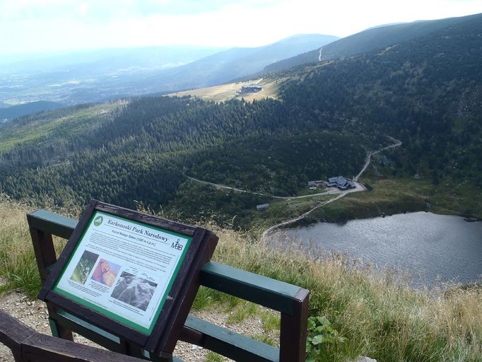 Jezero Maly Staw na polské straně Krkonoš. Narozdíl od většího sousedního ledovcového jezera k němu vede turistický chodník. Na břehu jezera Maly Staw stojí jedna z mála hezkých krkonošských budov, chata Samotnia.