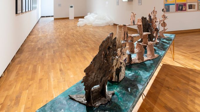 V královéhradecké Galerii moderního umění na návštěvníky čeká nová stálá expozice Posledních padesát let, kterou připravil kurátor Tomáš Pospiszyl.