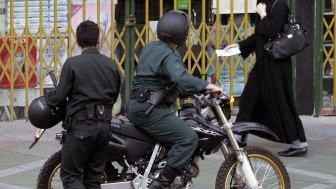 Jak íránští policisté řádí v ulicích na motocyklech