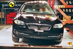 Nejbezpečnější auto roku je BMW 5, rozhodly crash testy