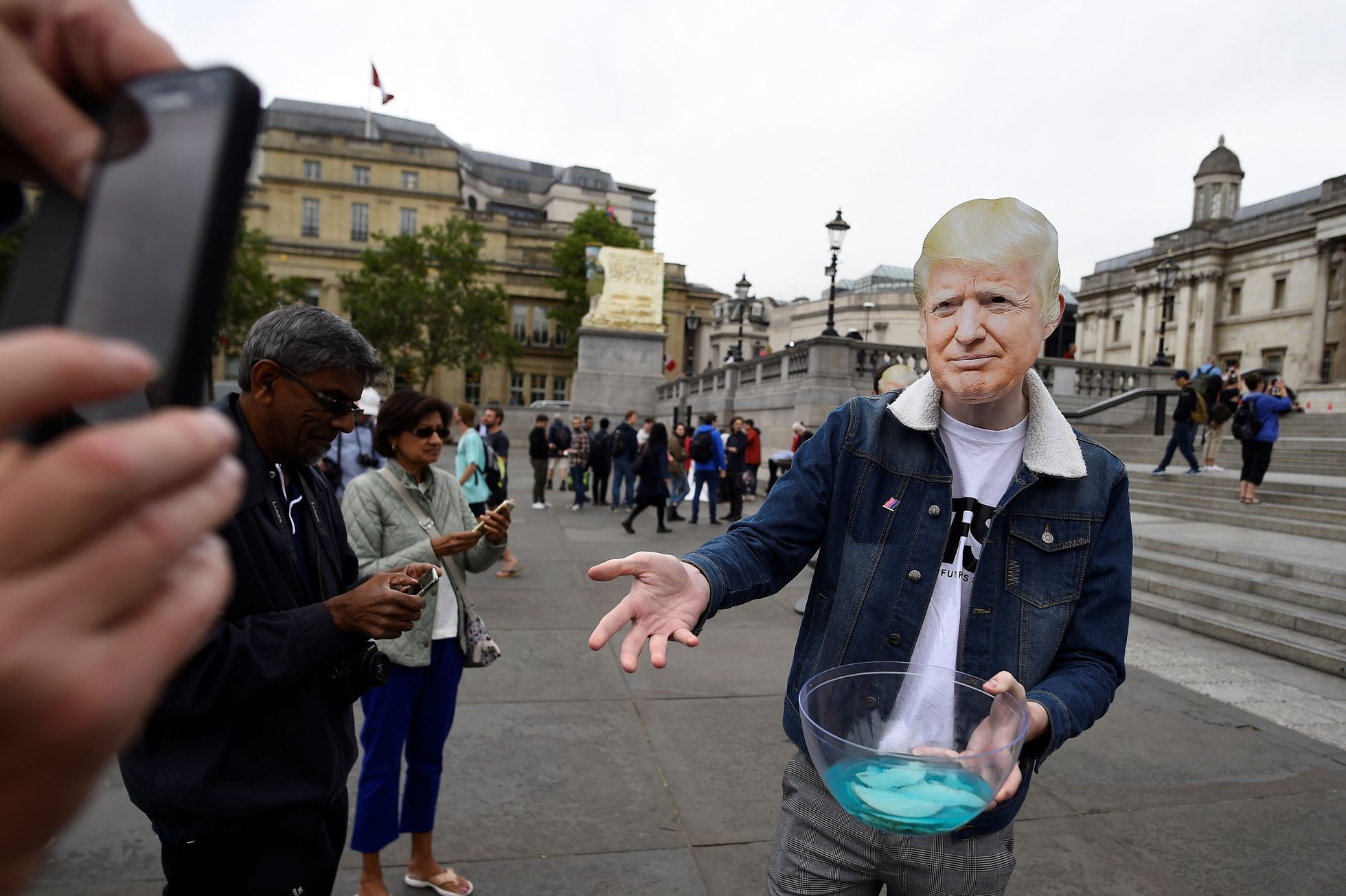 Muž v masce Donalda Trumpa