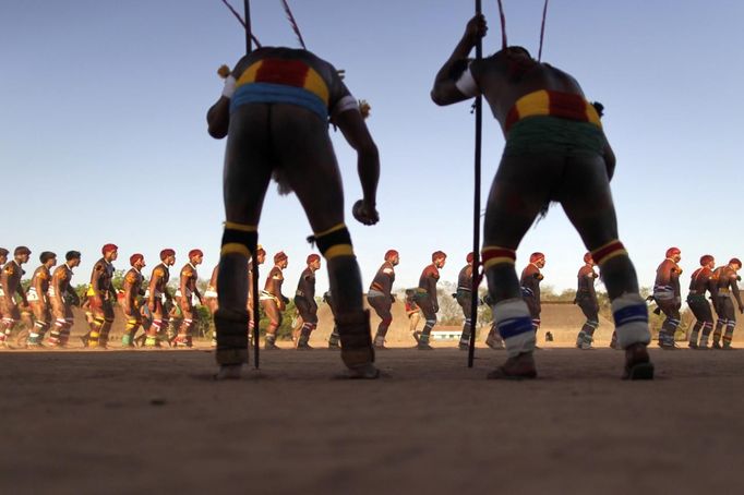 Yawalapiti men dance during this year's 'quarup,' a ritual held over several days to honour in death a person of great importance to them, in the Xingu National Park, Mato Grosso State, August 16, 2012. This year the Yawalapiti tribe honoured two people - a Yawalapiti Indian who they consider a great leader, and Darcy Ribeiro, a well-known author, anthropologist and politician known for focusing on the relationship between native peoples and education in Brazil. Picture taken August 16, 2012. REUTERS/Ueslei Marcelino (BRAZIL - Tags: SOCIETY ENVIRONMENT TPX IMAGES OF THE DAY) FOR EDITORIAL USE ONLY. NOT FOR SALE FOR MARKETING OR ADVERTISING CAMPAIGNS. ATTENTION EDITORS - PICTURE 15 OF 37 FOR THE PACKAGE 'THE YAWALAPITI QUARUP RITUAL' Published: Srp. 29, 2012, 10:20 dop.