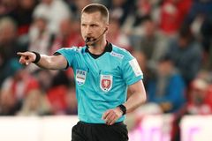 Nervózní výkon a rozsekaná hra. Polští sudí po šlágru v Edenu čelí kritice