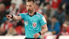 Rozhodčí Bartosz Frankowski v zápase 2. kola nadstavby F:L Slavia Praha - Viktoria Plzeň