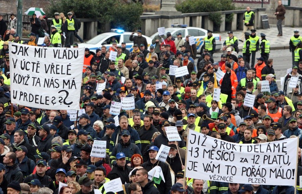 Demonstrace hasičů a policistů proti snížení platů