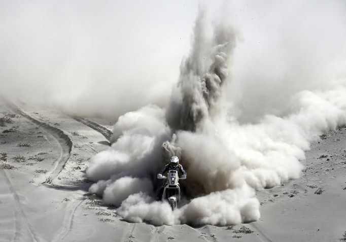 Jihoafričan  Riaan Van Niekerk řídí svou KTM během páté etapy Rallye Dakar z Arequipy v Peru do Aricy v Chile. 9. ledna 2013.