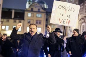 Foto: "Hanba, mlátičku nechceme!" Lidé před sněmovnou demonstrovali proti Ondráčkovi v čele komise