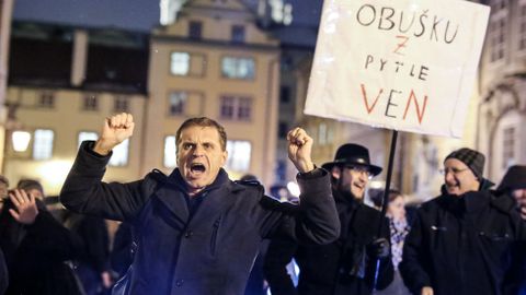 Babiši vypadni, máme toho dost! Tisíce lidí demonstrovaly na Václavském náměstí