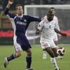 Český fotbalista Anderlechtu Jan Polák (vlevo) se snaží obrat o míč Mazowa Nsumbu z Hapoelu Tel Aviv.