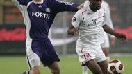 Český fotbalista Anderlechtu Jan Polák (vlevo) se snaží obrat o míč Mazowa Nsumbu z Hapoelu Tel Aviv.