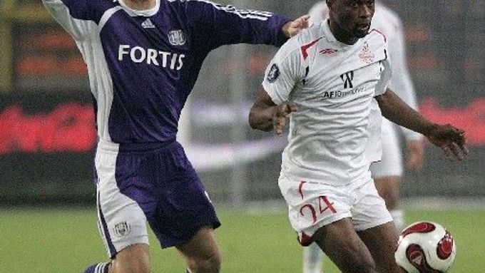 Český fotbalista Anderlechtu Jan Polák (vlevo) se snaží obrat o míč Mazowa Nsumbu z Hapoelu Tel Aviv.