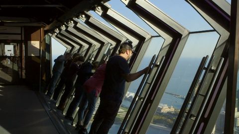 Adrenalinová vyhlídka. Okna na vrcholu mrakodrapu se s lidmi vyklopí ven