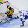 Rask chytá šanci Lupula během play off NHL 2013