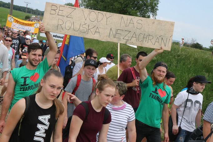 Protestní pochod lidí proti těžbě štěrkopísku a na ochranu pitné vody na Hodonínsku.