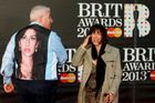 Rodiče Amy Winehouse - Mitch and Janis Winehouse. Otec Winehouseové, která předloni zemřela podle úřadů na otravu alkoholem a posmrtně jí vyšlo album Lioness: Hidden Treasures, přišel na slavnostní vyhlašování v londýnské O2 Aréně ve vestě s fotografií své dcery.