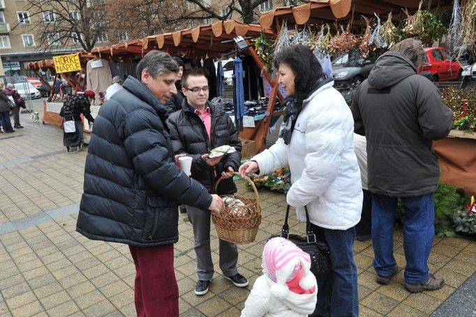 Jan Fischer ve své kampani sází i na klasické politické obdarovávání voličů. V Ostravě například rozdával vánoční cukroví.