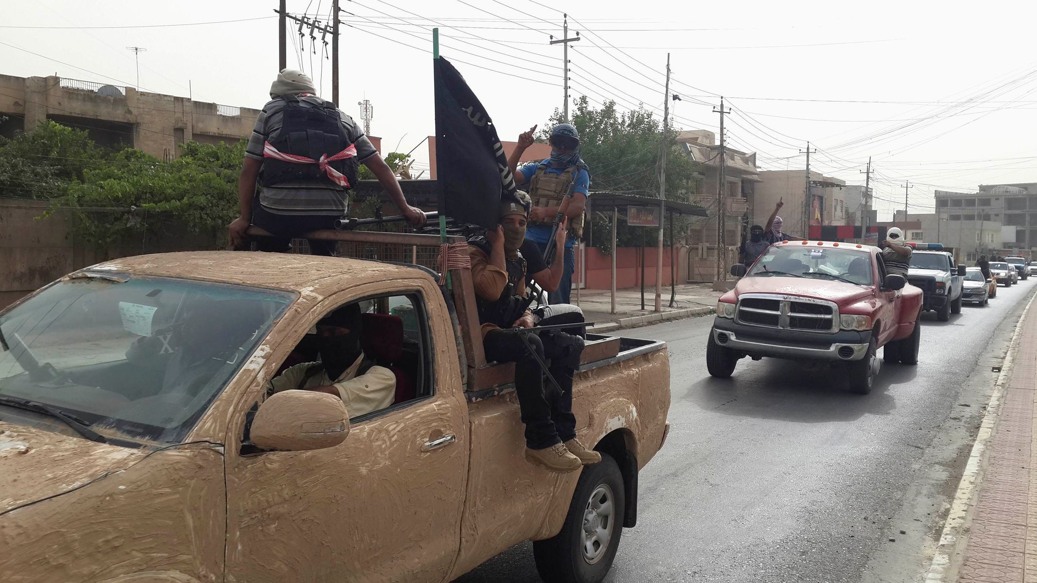 Bojovníci ISIL v ulicích Mosulu.