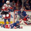Fedotěnko padá do střely v zápase NY Rangers - New Jersey Devils