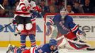 Fedotěnko padá do střely v zápase NY Rangers - New Jersey Devils