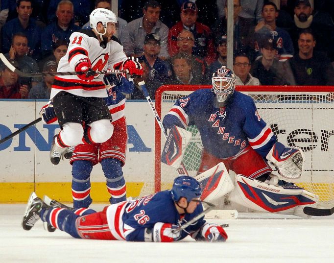 Fedotěnko padá do střely v zápase NY Rangers - New Jersey Devils