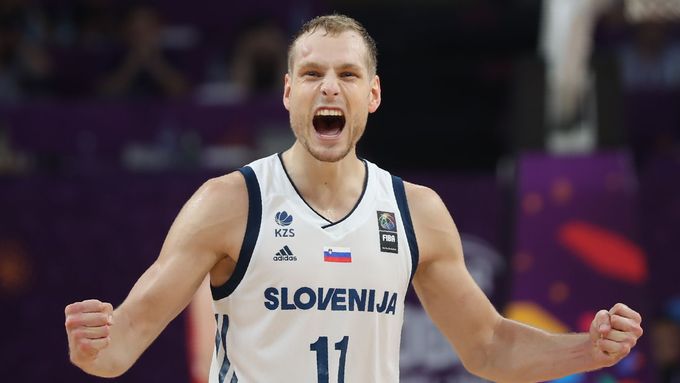 Jaka Blažič slaví první evropský titul slovinského basketbalu.