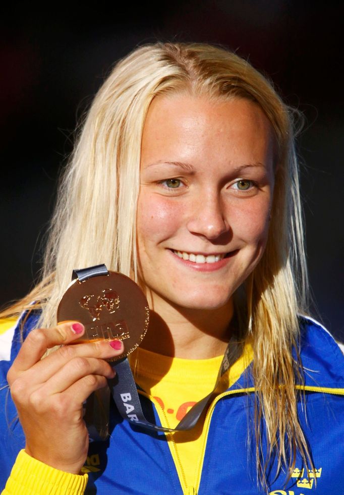 Sarah Sjöströmová se zlatou medailí za 100 metrů motýlek na MS v Barceloně 2013.