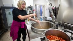 Stávka odborů - kuchařky v jídelně v Truhlářské ulici v Praze - Školní jídelna - Gymnázium Jiřího Gutha-Jarkovského