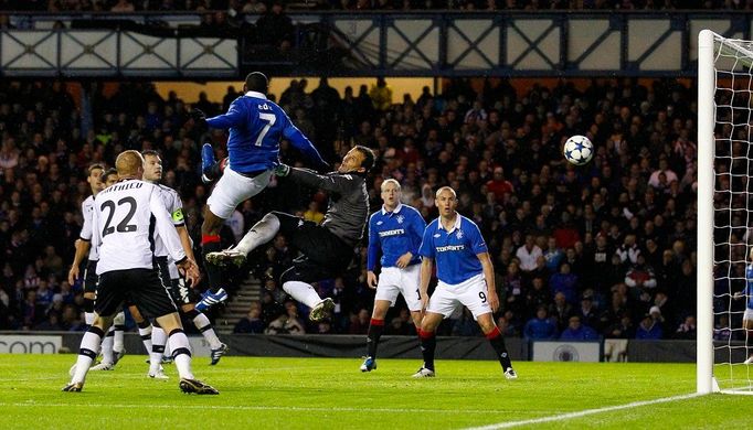 Američan Maurice Edu z Glasgow Rangers střílí gól Valencii. Poté ale vlastním gólem srovnal skóre.