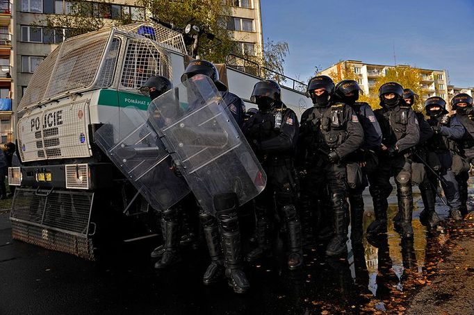 Přístup do čtvrti Janov, kde žije velké množství Romů, blokovala policie také s pomocí vodního děla.