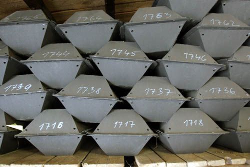 Ostatků bylo v továrně uskladněno několik tisíc