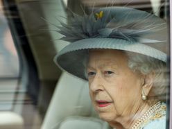 Alžběta II. při cestě na slavnostní zasedání ve Sněmovně lordů.