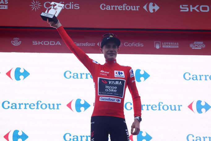 Jonas Vingegaard v červeném dresu pro vedoucího muže Vuelty