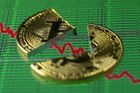 Bitcoin ztratil přes polovinu hodnoty. Do boje s kryptoměnami se pouští vlády, banky i Facebook
