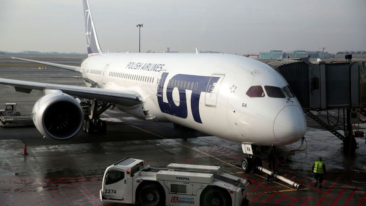 Přes 10 tisíc zpožděných letů. Nedostatek dispečerů v důsledku shutdownu dusí USA