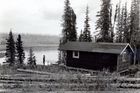 Román o samotářích na Aljašce: Jiskřivá příroda a příběh jako z červené knihovny