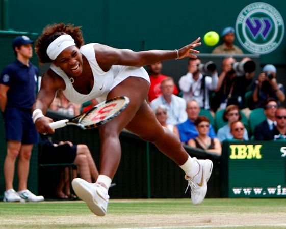 Serena Williamsová dobíhá míček ve finále Wimbledonu.