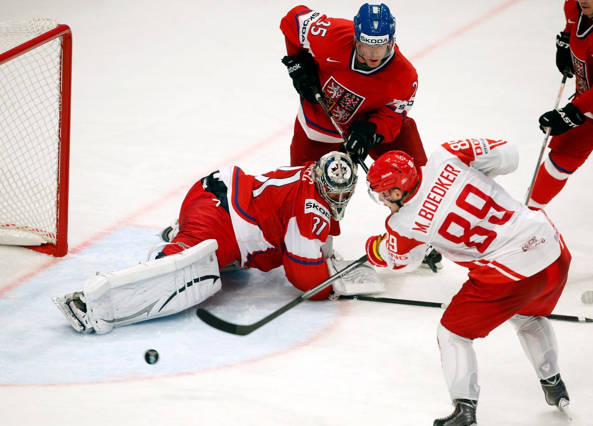 Hokej, MS 2013, Česko - Dánsko: Ondřej Pavelec a Jan Hejda - Mikkel Boedker