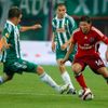 Hannes Eder (Rapid Védeň) v souboji s Marcusem Bergem v utkání Evrospké ligy.
