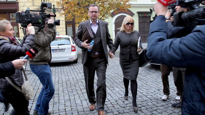 Expremiér Petr Nečas doprovodil svou manželku k soudu.
