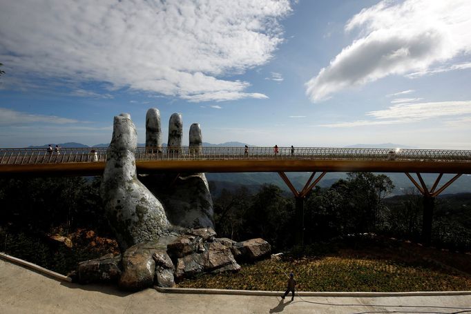 Obří ruka podpírá na kopci Ba Na v nadmořské výšce 1000 metrů nad mořem lávku nazvanou Gold Bridge v blízkosti města Danang ve Vietnamu.