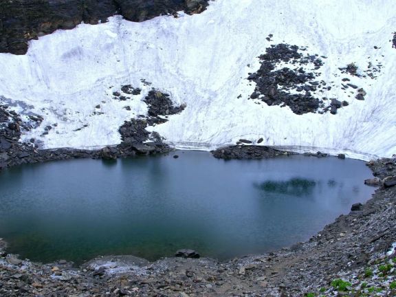 Po většinu roku zůstává vodní plocha zamrzlá pod vrstvou sněhu. Jen výjimečně, zhruba na jeden měsíc v roce, ledy povolí a odhalí scenerii jako z hororu.