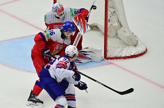 Logan Cooley překonává v utkání Česko - USA na MS 2025 Karla Vejmelku a zvyšuje na 4:1.