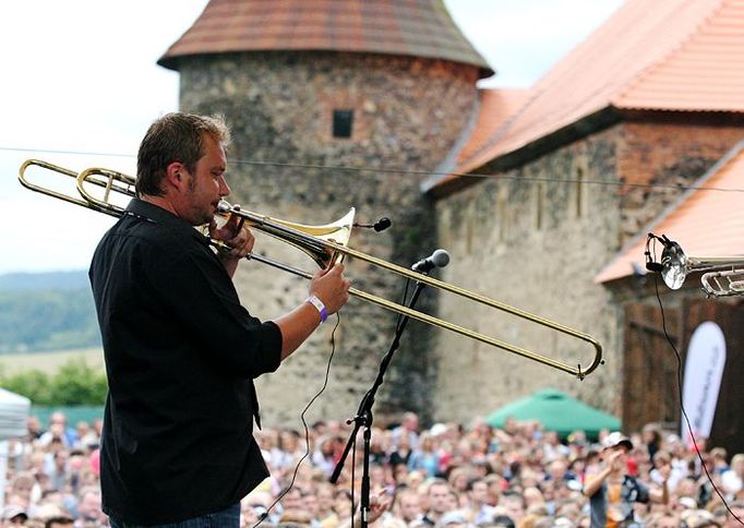 Hrálo se na dvou pódiích přímo u hradu. Škoda, že s příchodem tmy jeho kulisy zcela zmizely.