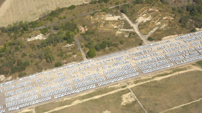 Unikátní záběry z výšky: Tisíce odložených Škodovek bez homologace čeká na letišti v Milovicích