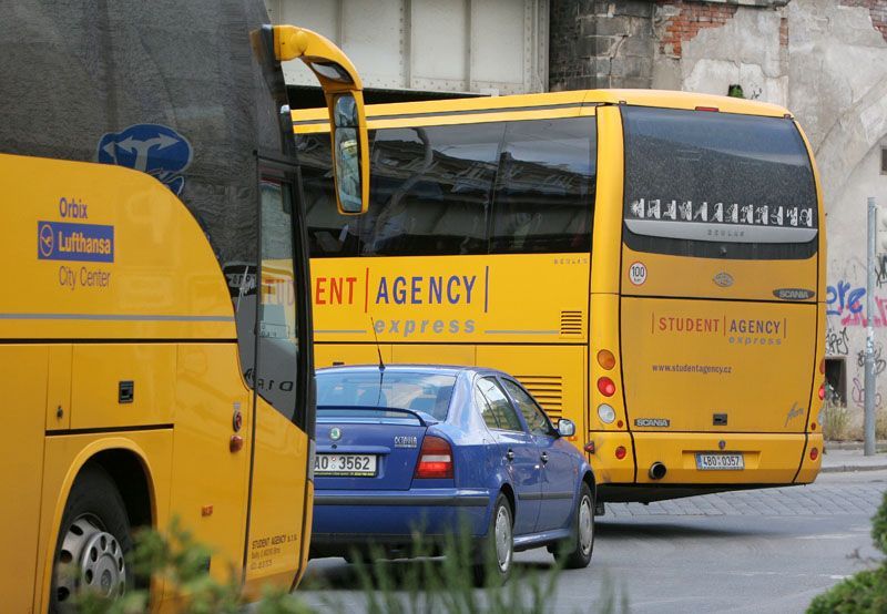Autobusy Student Agency vyjíždí z nádraží na Florenci