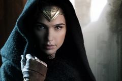 Trailer: Přichází vlna superhrdinek? Svět i Warner Bros. má zachránit Wonder Woman